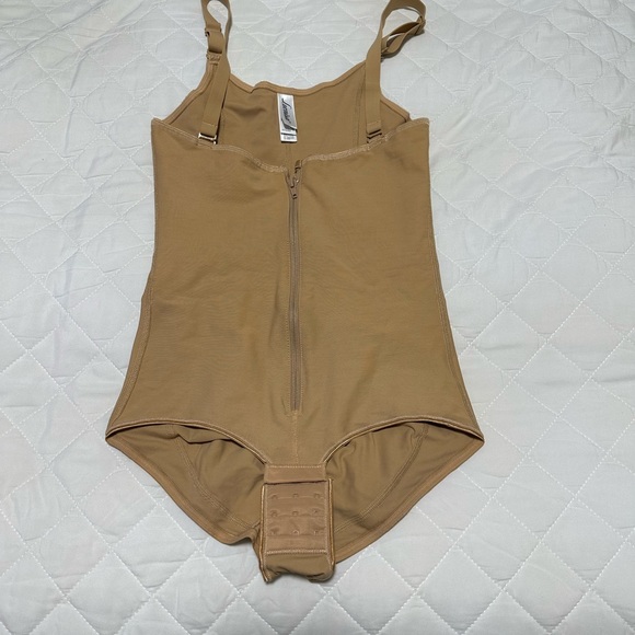 Classic bottom sculpting body shaper - Picture 6 of 14